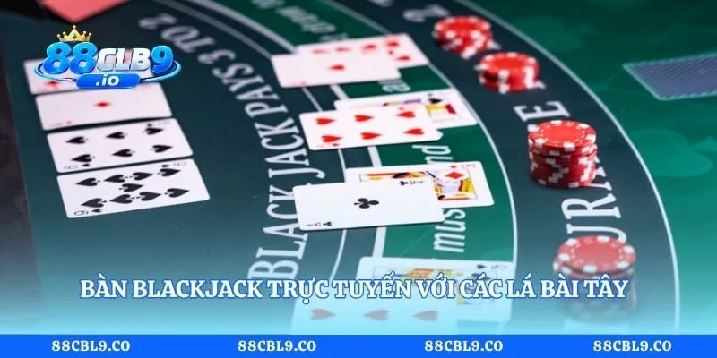 Bàn Blackjack trực tuyến với các lá bài Tây và khu vực tính điểm