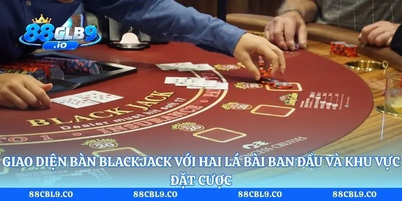 Giao diện bàn blackjack với hai lá bài ban đầu và khu vực đặt cược 